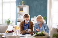Visana häuslicher Pflegedienst hilft beim einkaufen oder unterstützt bei Tätigkeiten in Haus und Garten